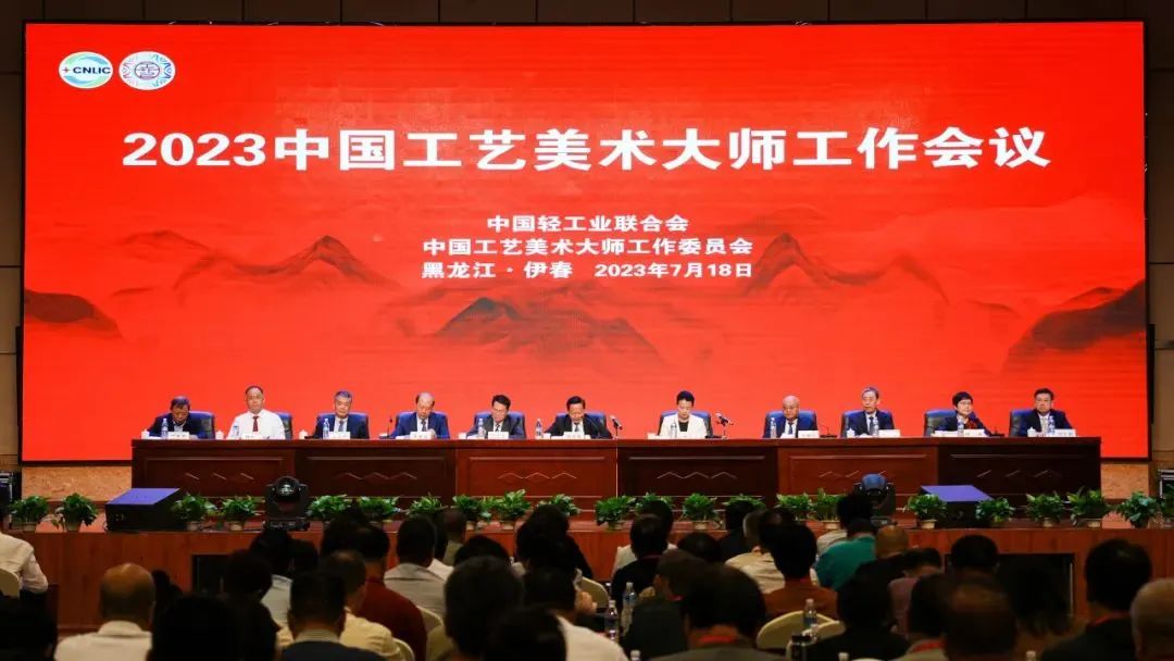 喜報｜華光國瓷“何巖大師工作室”被認定為“工藝美術大師傳承創(chuàng)新基地”