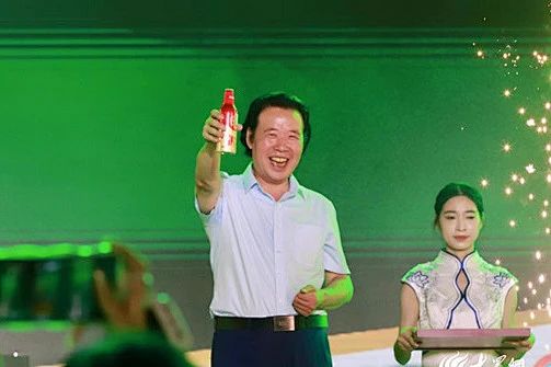 干杯！華光助燃淄博2023啤酒節(jié)文化之火 ——淄博名片華光國(guó)瓷啟幕啤酒節(jié)