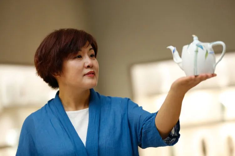再獲殊榮丨華光國瓷設(shè)計(jì)師魏美麗榮獲“山東手造工匠”稱號