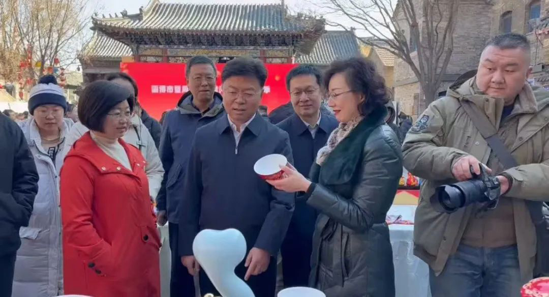 實力出圈！華光國瓷閃耀“黃河大集” 諸多文創(chuàng)產品入藏中國國家版本館