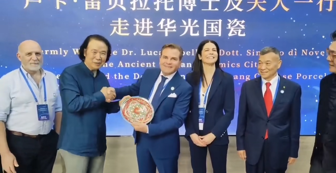 頻頻點(diǎn)贊！意大利陶瓷古城諾威市長(zhǎng)一行走進(jìn)華光國(guó)瓷